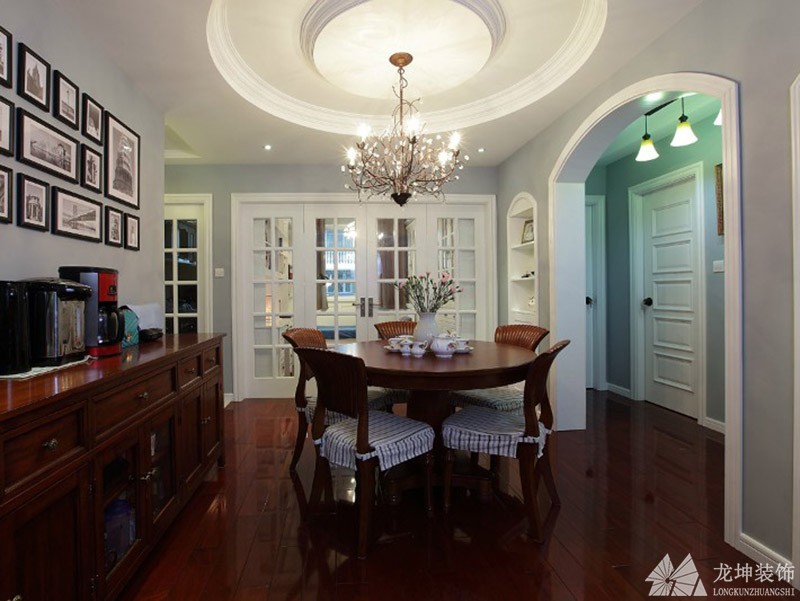 沉穩端莊美式110平米三居室餐廳吊頂裝修效果圖
