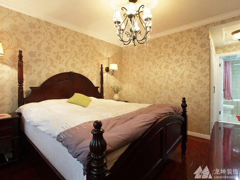 沉穩端莊美式110平米三居室臥室背景墻裝修效果圖