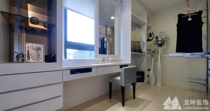 現代質感歐式100平米二居室衣帽間衣柜裝修效果圖