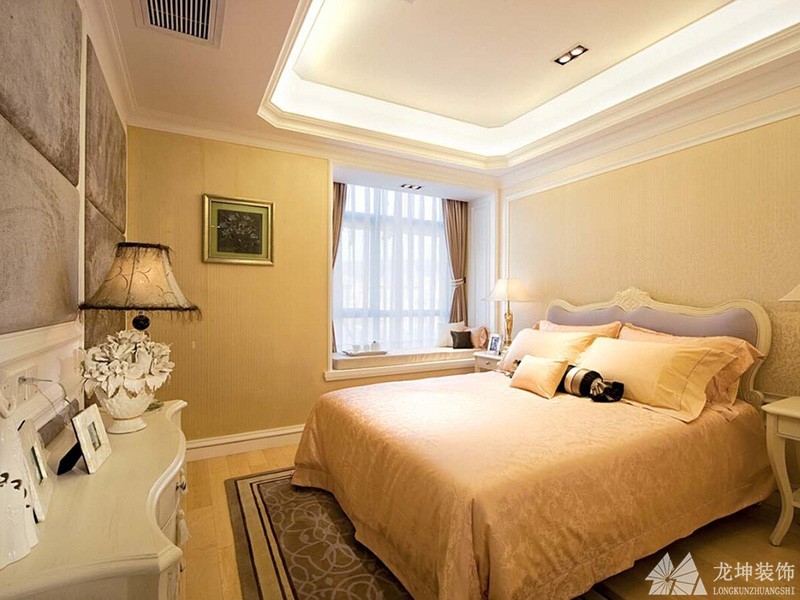優雅大方歐式風格130平米四居室臥室吊頂裝修效果圖