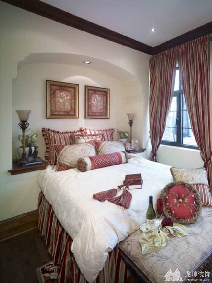 時尚雅致歐式風格240平米別墅臥室裝修效果圖