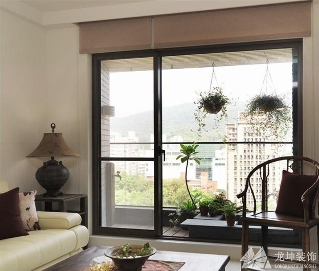 中式緊密連貫90平米二居室陽(yáng)臺(tái)裝修效果圖