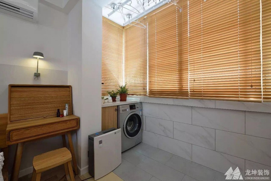 現(xiàn)代唯美簡(jiǎn)約風(fēng)格90平米二居室陽臺(tái)裝修效果圖