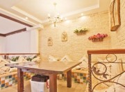 原木精致田園風格220平米別墅餐廳背景墻裝修效果圖